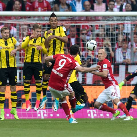 Der BVB-Youngster Ousmane Dembélé duckt sich in der Mauer weg und Robert Lewandowski trifft für die Bayern