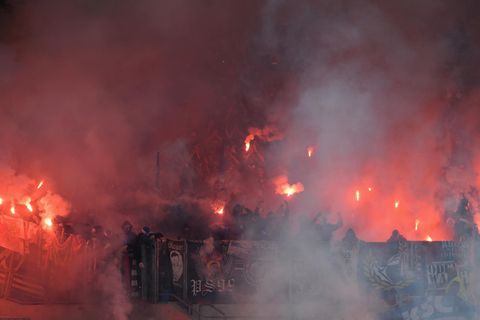 Zweite Liga: Wegen abgefeuerter Leuchtraketen aus dem KSC-Block musste die Partie gegen Stuttgart zweimal unterbrochen werden