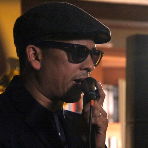 Xavier Naidoo gibt ein Live-Konzert im Wohnzimmer