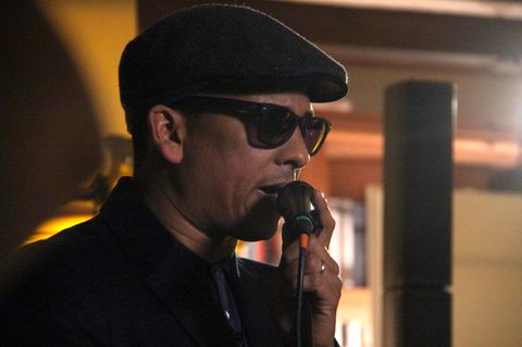 Xavier Naidoo gibt ein Live-Konzert im Wohnzimmer