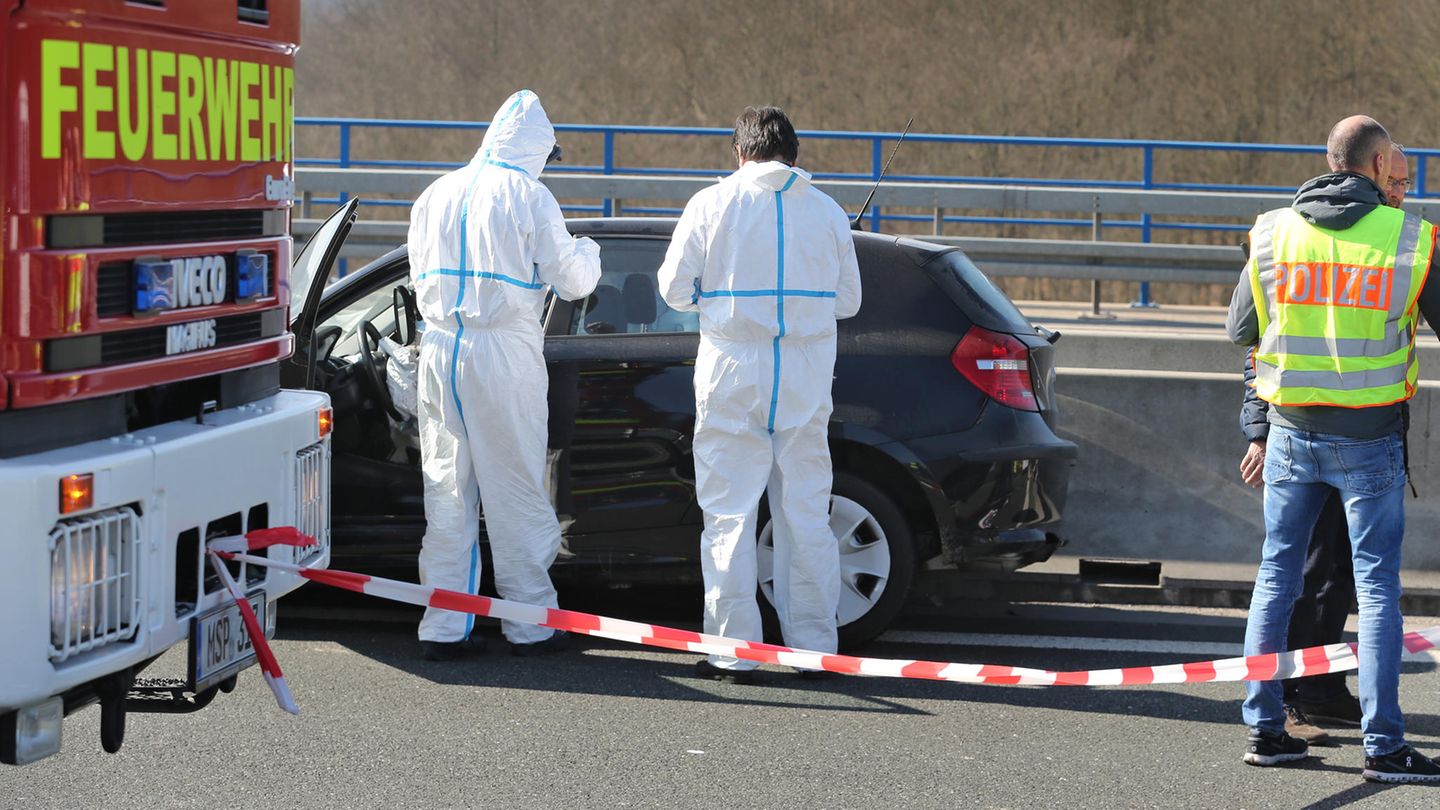 Ermittler der Polizei sichern auf der Autobahnbrücke bei Bischbrunn (Bayern) Spuren