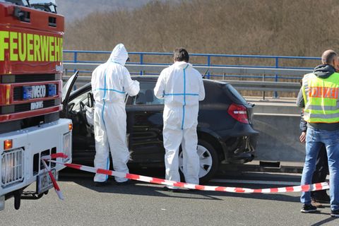 Ermittler der Polizei sichern auf der Autobahnbrücke bei Bischbrunn (Bayern) Spuren