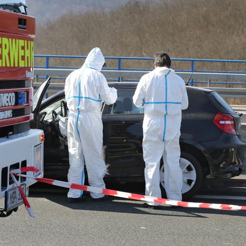 Ermittler der Polizei sichern auf der Autobahnbrücke bei Bischbrunn (Bayern) Spuren