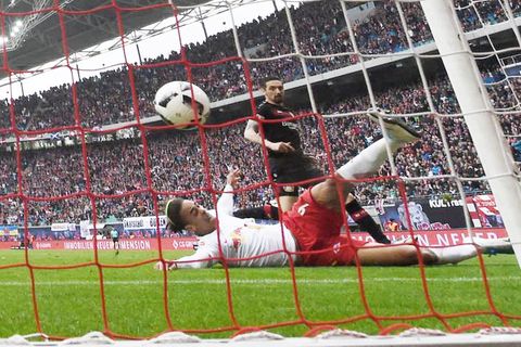 Yussuf Poulsen (r.) von RB Leipzig trifft zum 1:0 in der Fußball Bundesliga gegen Bayer Leverkusen
