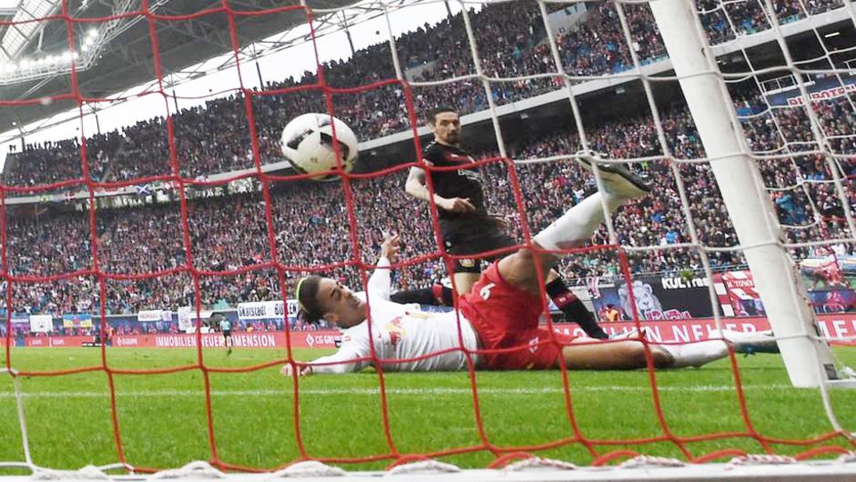 Yussuf Poulsen (r.) von RB Leipzig trifft zum 1:0 in der Fußball Bundesliga gegen Bayer Leverkusen
