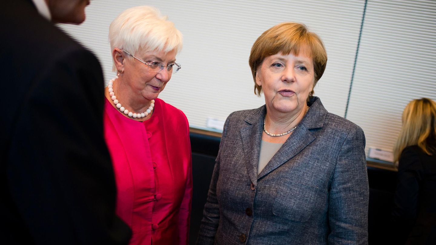 Bundeskanzlerin Angela Merkel mit der Vorsitzenden der CSU-Landesgruppe, Gerda Hasselfeldt, bei einer Sitzung in Berlin