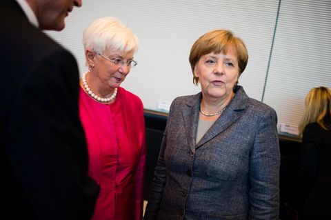Bundeskanzlerin Angela Merkel mit der Vorsitzenden der CSU-Landesgruppe, Gerda Hasselfeldt, bei einer Sitzung in Berlin