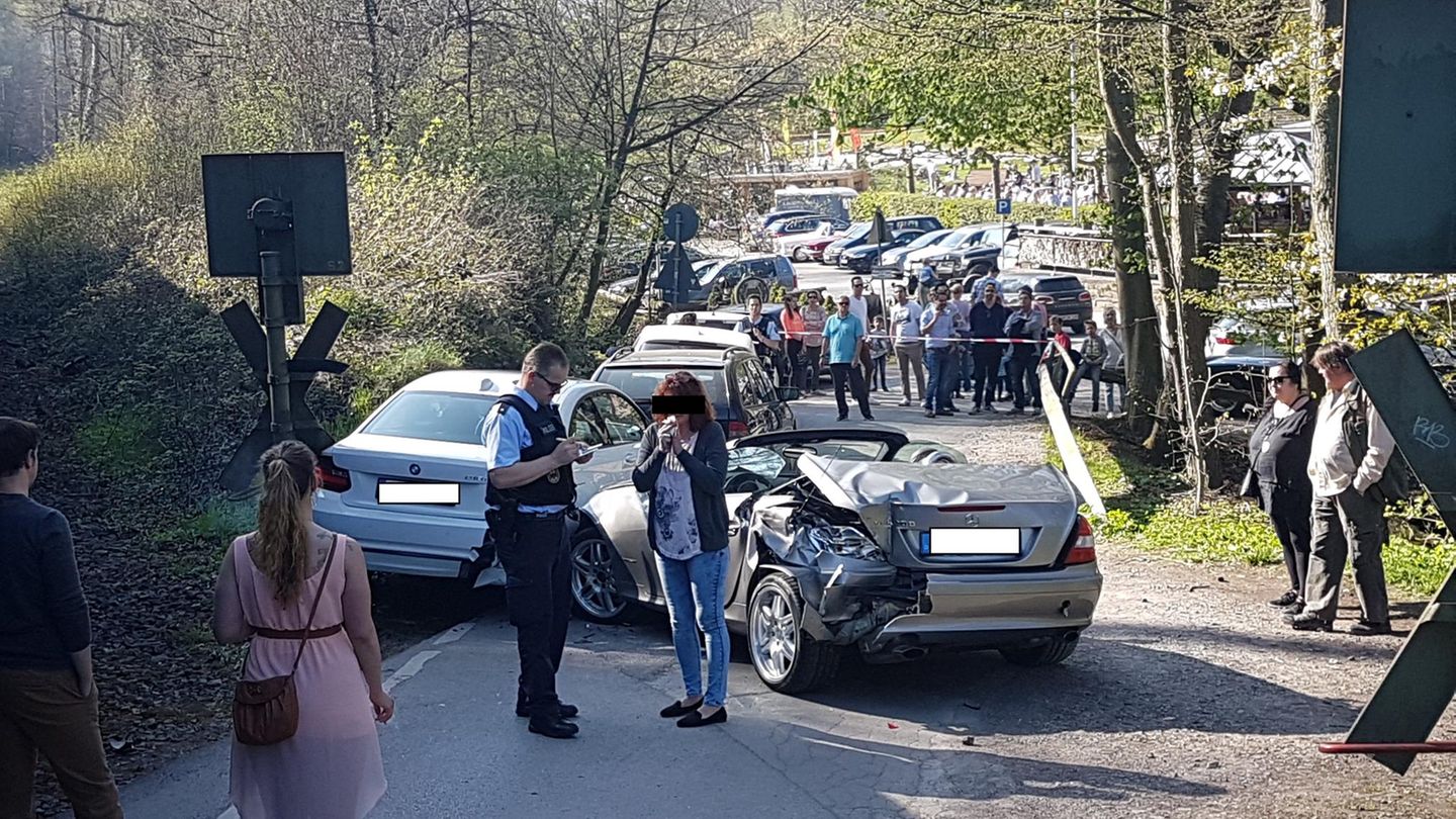 Ein beschädigtes Auto steht in Ratingen auf einem Bahnübergang