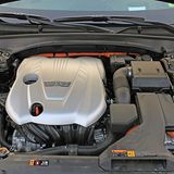 Der 2,4 Liter große Vierzylinderbenzinmotor der Hybridversion.