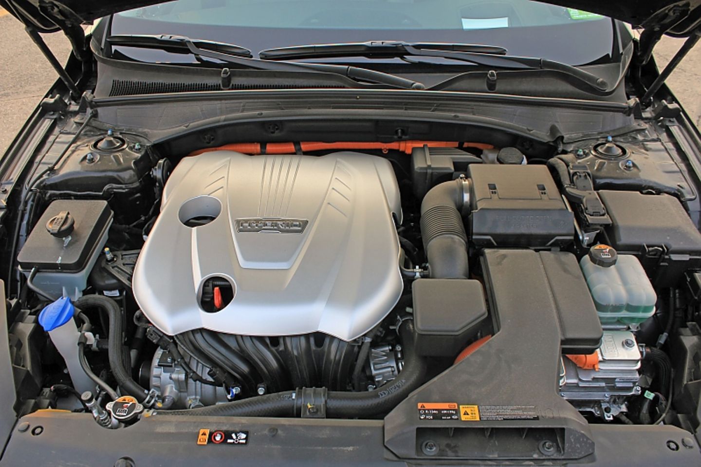 Der 2,4 Liter große Vierzylinderbenzinmotor der Hybridversion.