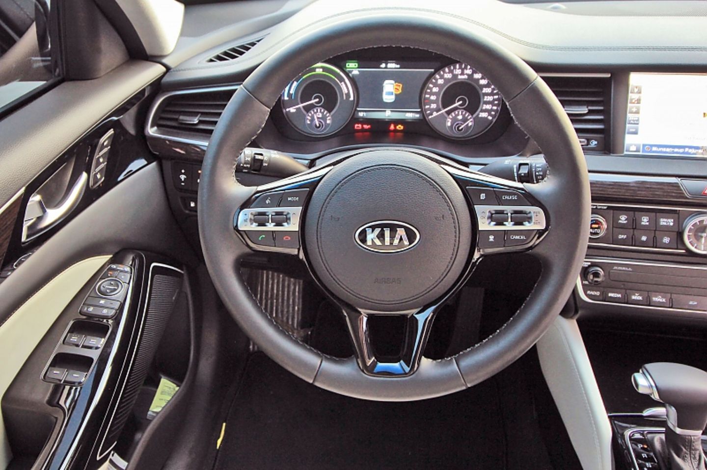 Das Cockpit des Kia K7.
