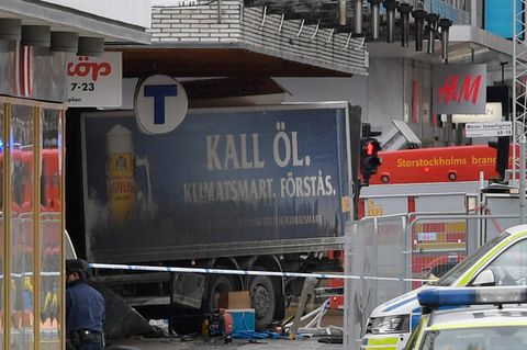 Anschlag in Stockholm - am Freitag raste ein Lkw in ein Kaufhaus