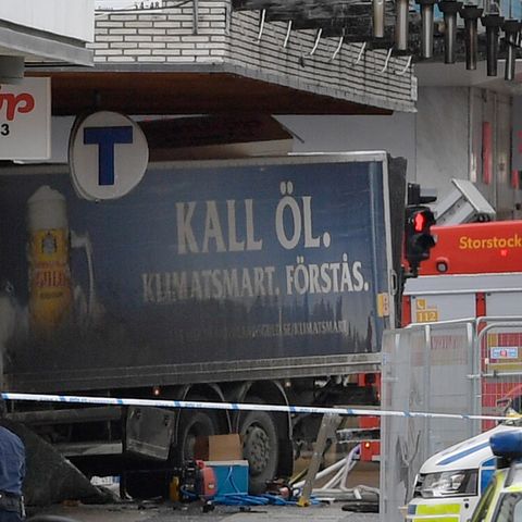 Anschlag in Stockholm - am Freitag raste ein Lkw in ein Kaufhaus