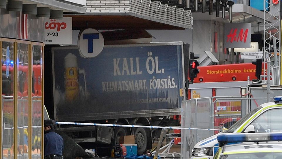 Anschlag in Stockholm - am Freitag raste ein Lkw in ein Kaufhaus