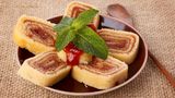Brazo de Reina aus Chile    Bei diesem Dessert handelt es sich um einen Biskuitteig, der mit Dulce de Leche, also einer Creme aus Milch, Zucker und Vanille gefüllt ist. 