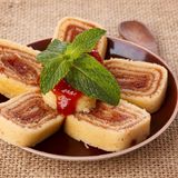 Brazo de Reina aus Chile    Bei diesem Dessert handelt es sich um einen Biskuitteig, der mit Dulce de Leche, also einer Creme aus Milch, Zucker und Vanille gefüllt ist. 