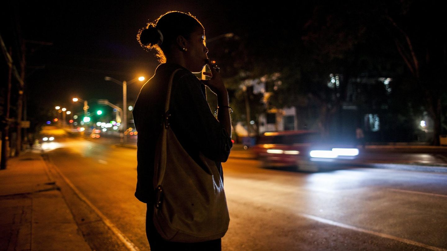 Eine Prostituierte steht an einer viel befahrenen Straße. Immer mehr Flüchtlinge suchen einen Ausweg in der Prostitution.