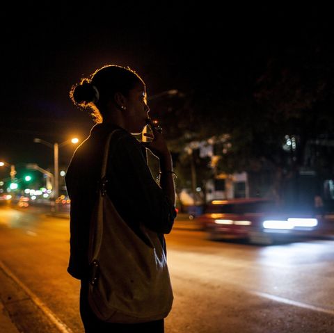 Eine Prostituierte steht an einer viel befahrenen Straße. Immer mehr Flüchtlinge suchen einen Ausweg in der Prostitution.