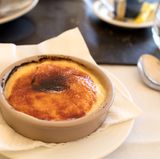 Creme catalana aus Katalonien  Diese katalanische Creme ist ein Dessert aus Sahne, Milch, Eigelb, etwas Zimt und Zitronen- oder Orangenschale. Sie ist eine Spezialität Kataloniens und ähnelt der französischen Crème brûlée.