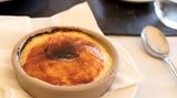 Creme catalana aus Katalonien  Diese katalanische Creme ist ein Dessert aus Sahne, Milch, Eigelb, etwas Zimt und Zitronen- oder Orangenschale. Sie ist eine Spezialität Kataloniens und ähnelt der französischen Crème brûlée.