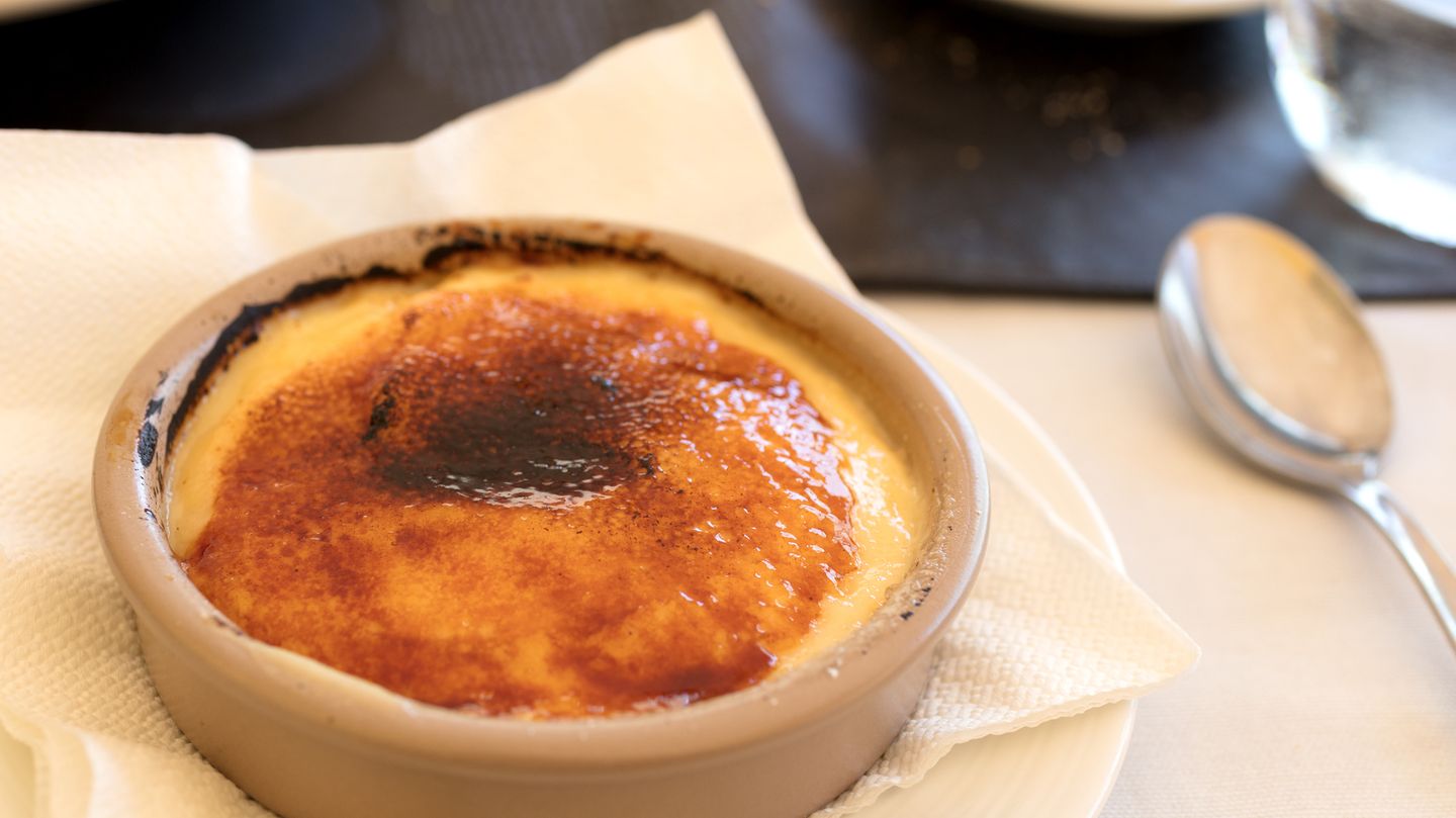 Creme catalana aus Katalonien  Diese katalanische Creme ist ein Dessert aus Sahne, Milch, Eigelb, etwas Zimt und Zitronen- oder Orangenschale. Sie ist eine Spezialität Kataloniens und ähnelt der französischen Crème brûlée.