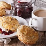 Scones aus England  Scones werden oft zur Tea Time gereicht. Traditionell wird das Gebäck warm mit Butter, Konfitüre oder Honig gegessen, aber vor allem mit Clotted Cream, eine Art dicker Rahm aus roher Kuhmilch. Geschmacklich ähnelt er der Mascarpone.