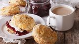 Scones aus England  Scones werden oft zur Tea Time gereicht. Traditionell wird das Gebäck warm mit Butter, Konfitüre oder Honig gegessen, aber vor allem mit Clotted Cream, eine Art dicker Rahm aus roher Kuhmilch. Geschmacklich ähnelt er der Mascarpone.