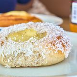 Skillingsboller aus Norwegen  So heißen Zimtschnecken in Skandinavien. Diese hier ist mit Kokos und Pudding gefüllt.