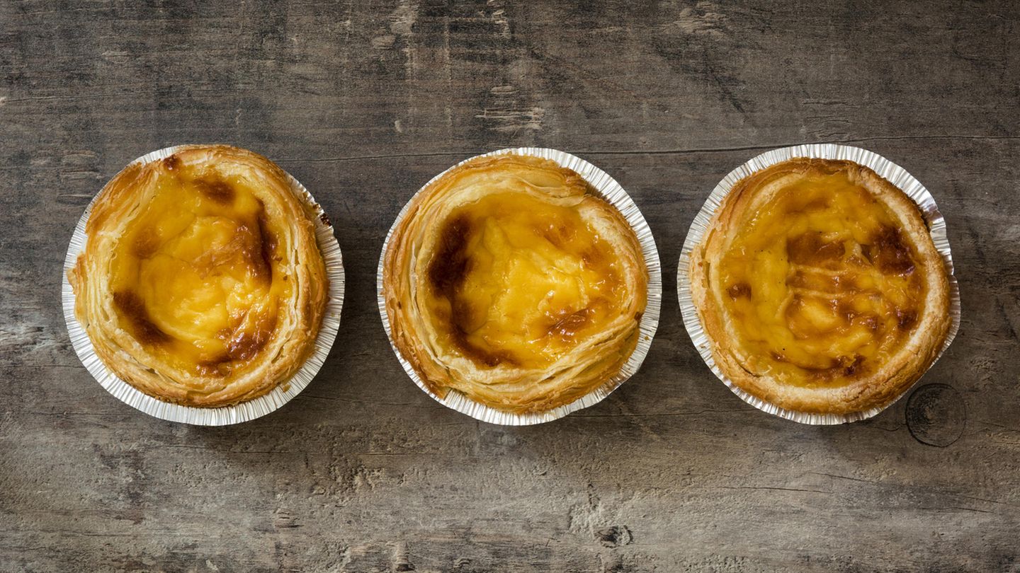 Pasteis de Nata aus Portugal  Diese Blätterteigtörtchen mit Pudding sind auch hierzulande beliebt.