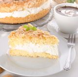 Bienenstich aus Deutschland  Traditioneller Blechkuchen aus Hefeteig. Dazwischen befindet sich eine feine Sahnecreme. Bienenstich gilt als Klassiker der deutschen Küche.