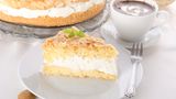 Bienenstich aus Deutschland  Traditioneller Blechkuchen aus Hefeteig. Dazwischen befindet sich eine feine Sahnecreme. Bienenstich gilt als Klassiker der deutschen Küche.