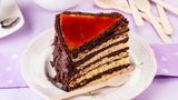 Dobostorte aus Ungarn  Sie ist die bekannteste ungarische Torte und besteht aus acht Schichten Biskuit und Schokoladen-Creme sowie einer Karamell-Glasur.
