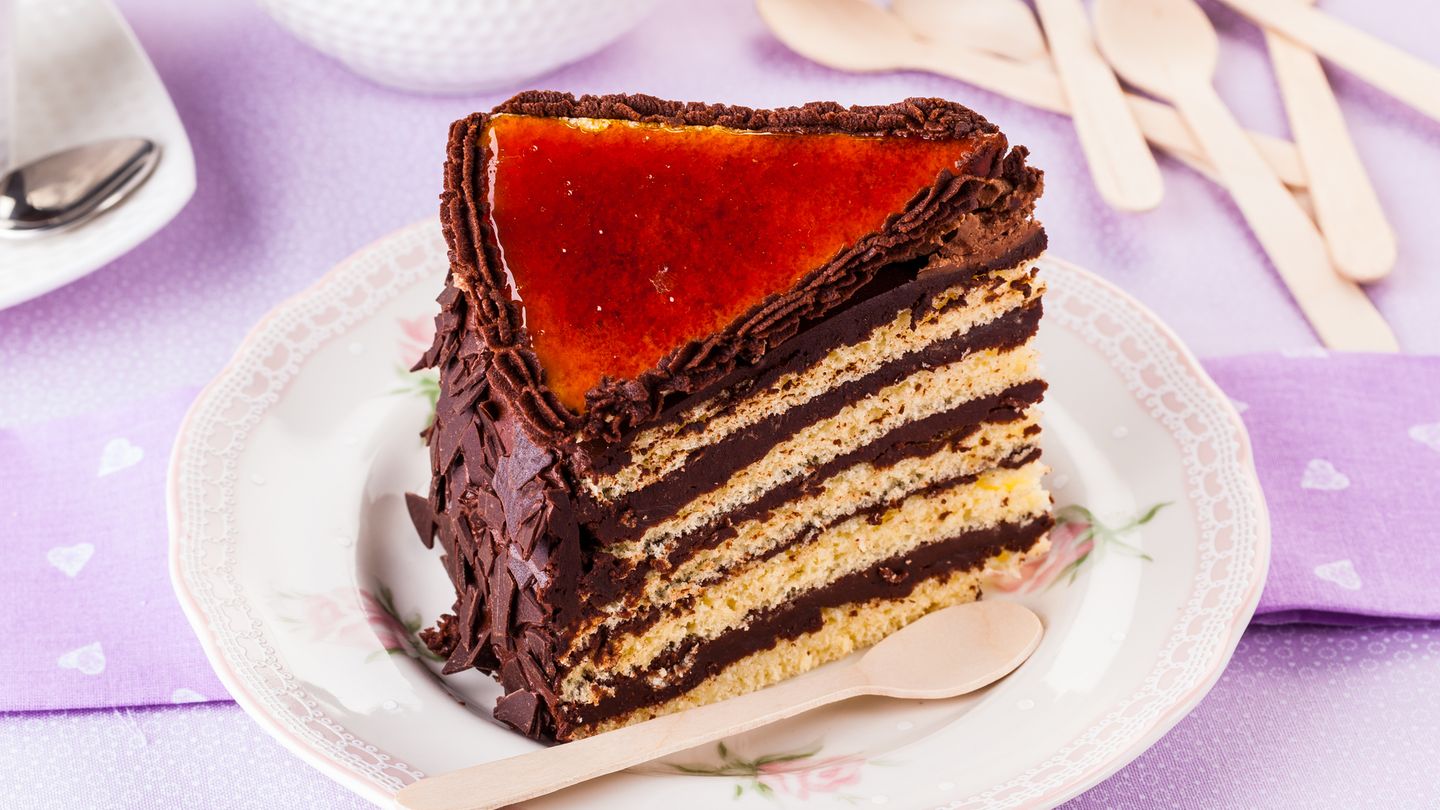 Dobostorte aus Ungarn  Sie ist die bekannteste ungarische Torte und besteht aus acht Schichten Biskuit und Schokoladen-Creme sowie einer Karamell-Glasur.