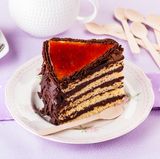 Dobostorte aus Ungarn  Sie ist die bekannteste ungarische Torte und besteht aus acht Schichten Biskuit und Schokoladen-Creme sowie einer Karamell-Glasur.