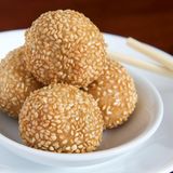 Sesambällchen aus China  Diese Süßigkeit besteht aus Reis und wird frittiert. Gefüllt werden die Bällchen mit Lotus-Pasta oder einer Paste aus süßen schwarzen Bohnen.