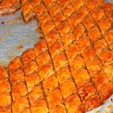 Baklava aus der Türkei  Für Baklava wird Blätter- bzw. Filoteig in einen Sirup aus eingekochtem Zuckerwasser eingelegt. Gefüllt werden sie anschließend mit gehackten Walnüssen, Mandeln oder Pistazien.