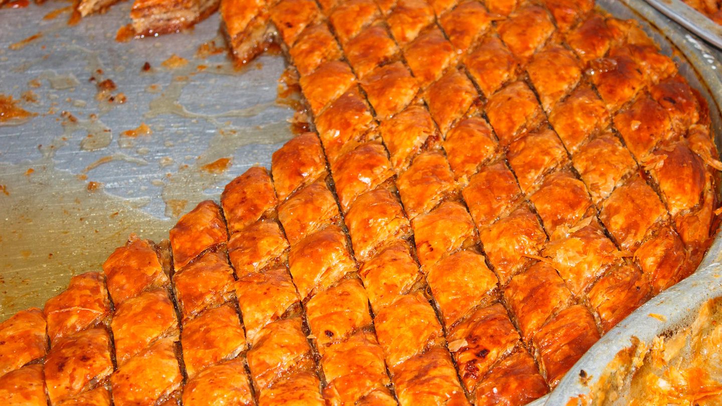 Baklava aus der Türkei  Für Baklava wird Blätter- bzw. Filoteig in einen Sirup aus eingekochtem Zuckerwasser eingelegt. Gefüllt werden sie anschließend mit gehackten Walnüssen, Mandeln oder Pistazien.