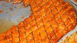 Baklava aus der Türkei  Für Baklava wird Blätter- bzw. Filoteig in einen Sirup aus eingekochtem Zuckerwasser eingelegt. Gefüllt werden sie anschließend mit gehackten Walnüssen, Mandeln oder Pistazien.