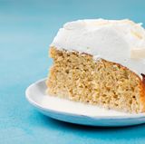 Tres Leches aus Mexiko  Tres leches ist eine traditionelle Süßspeise aus Mexiko. Der Kuchen ist ein mit drei verschiedenen Milchsorten getränkter Biskuitkuchen.