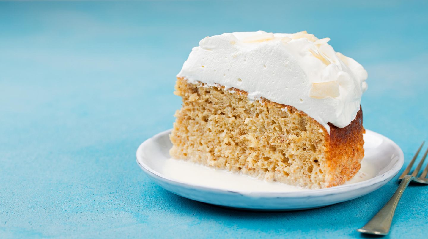 Tres Leches aus Mexiko  Tres leches ist eine traditionelle Süßspeise aus Mexiko. Der Kuchen ist ein mit drei verschiedenen Milchsorten getränkter Biskuitkuchen.