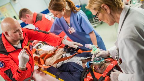 Hamm: Patient tritt Sanitäterin in Notaufnahme zusammen | STERN.de