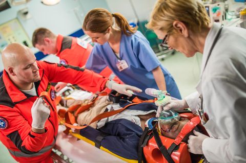 Überfüllte Notaufnahmen: Mit Schnupfen in die Notaufnahme – Sanitäter rechnet mit Patienten ab