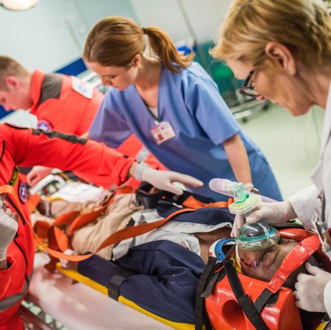 Überfüllte Notaufnahmen: Mit Schnupfen in die Notaufnahme – Sanitäter rechnet mit Patienten ab