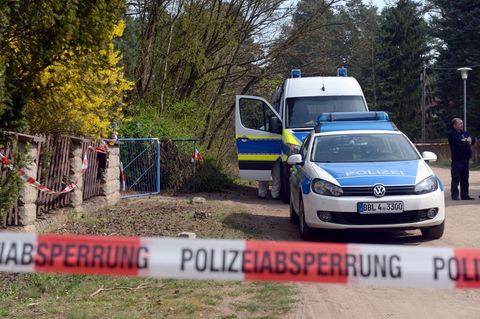 Polizei vor dem Grundstück in Borkheide, auf dem Teile einer zerstückelten weiblichen Leiche entdeckt wurde