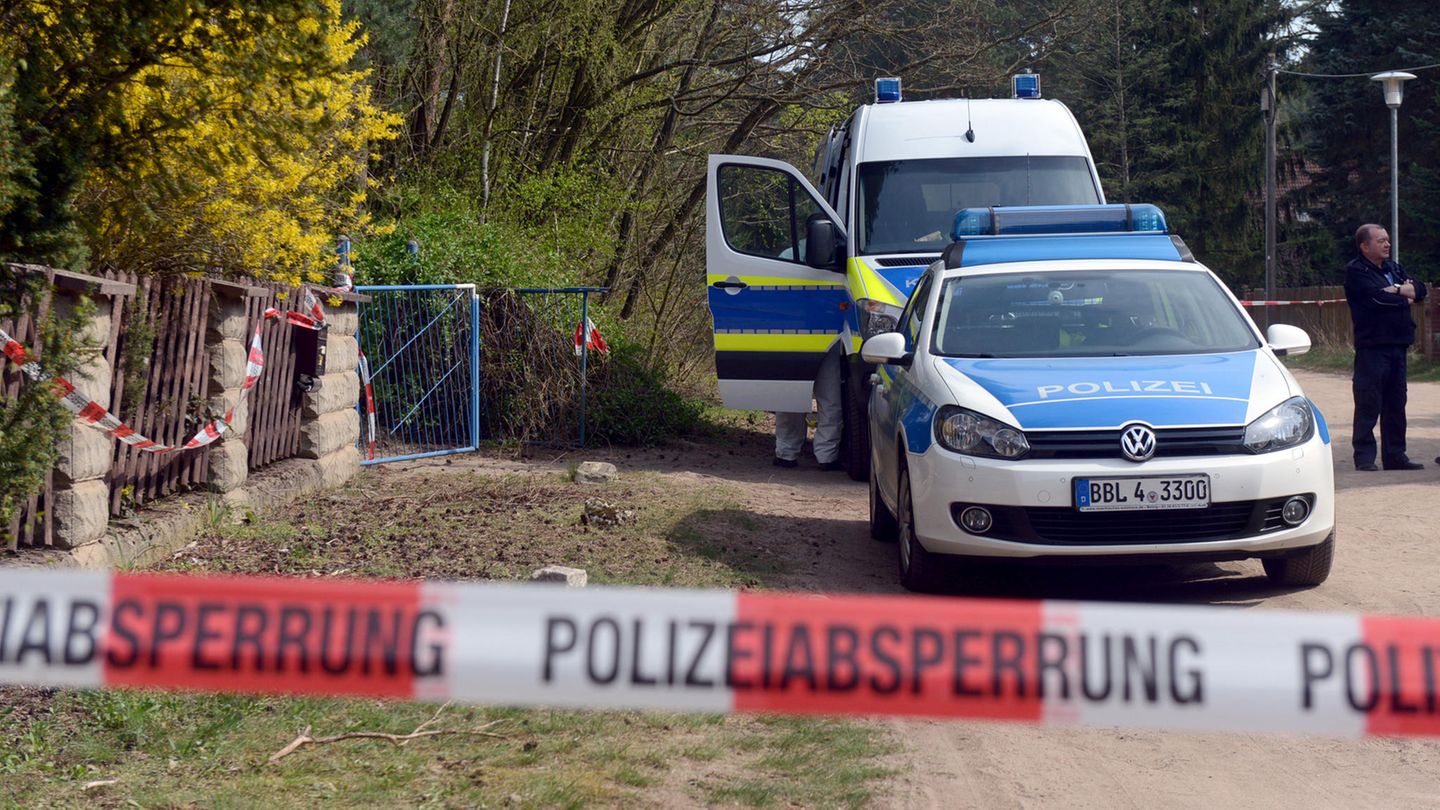 Polizei vor dem Grundstück in Borkheide, auf dem Teile einer zerstückelten weiblichen Leiche entdeckt wurde