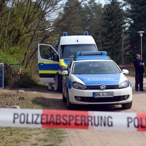 Polizei vor dem Grundstück in Borkheide, auf dem Teile einer zerstückelten weiblichen Leiche entdeckt wurde