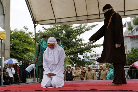 Eine indonesische Frau wird öffentlich ausgepeitscht