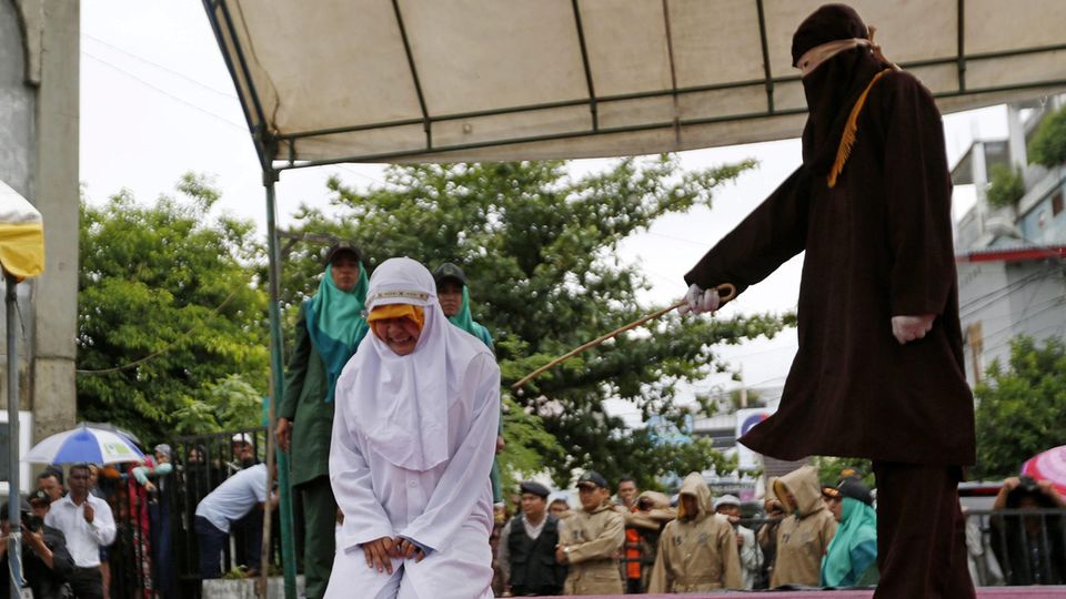 Eine indonesische Frau wird öffentlich ausgepeitscht