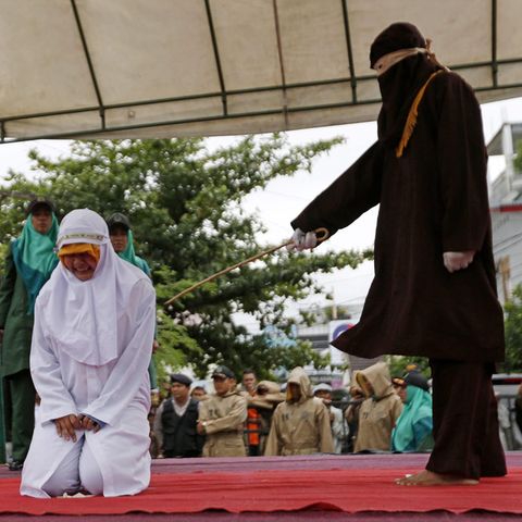 Eine indonesische Frau wird öffentlich ausgepeitscht