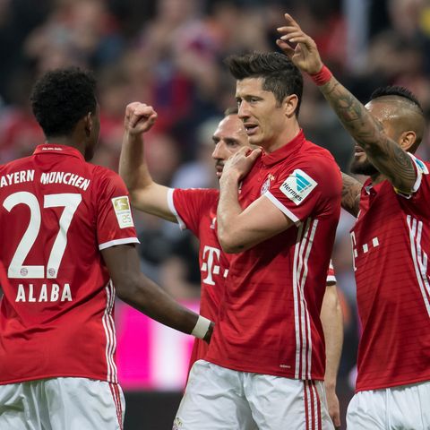 Robert Lewandowski vom FC Bayern München hält sich im Spiel gegen den BVB die rechte Schulter
